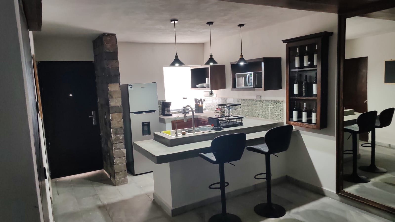Cocina con barra y cava
