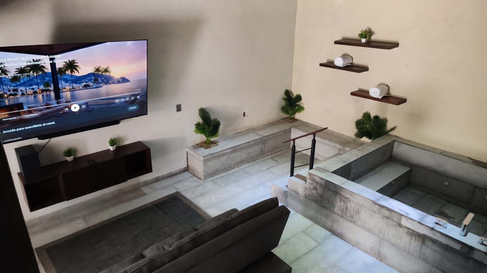 Sala con TV y jacuzzi
