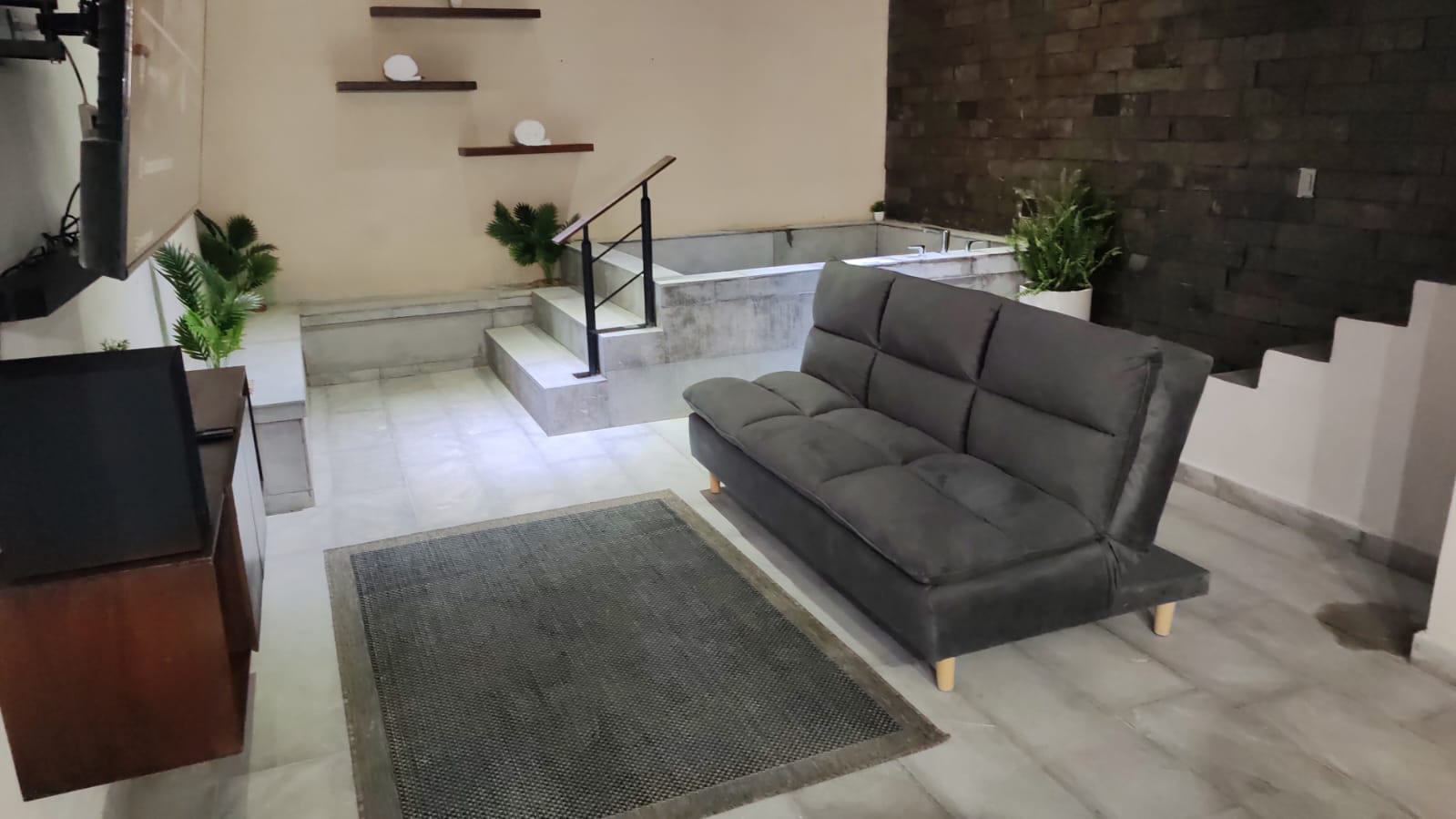 Sala — sofá y jacuzzi