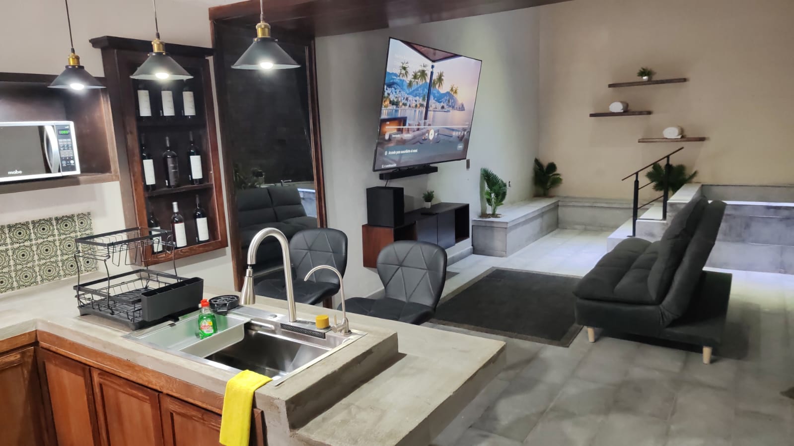 Cocina y sala — vista desde la barra