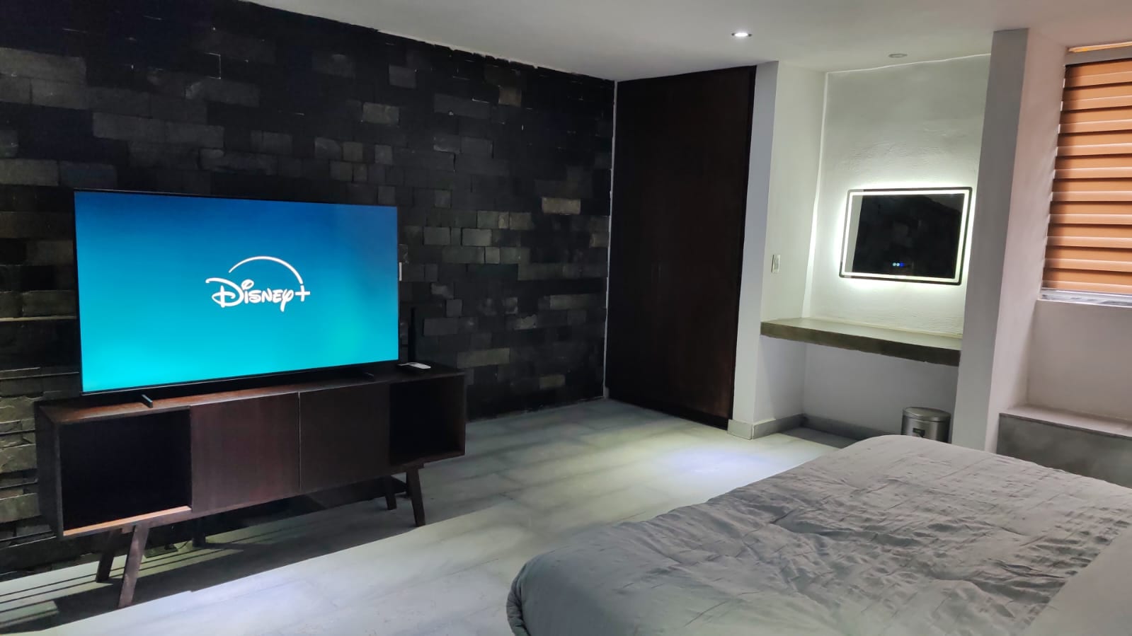 Recámara — TV frente a la cama