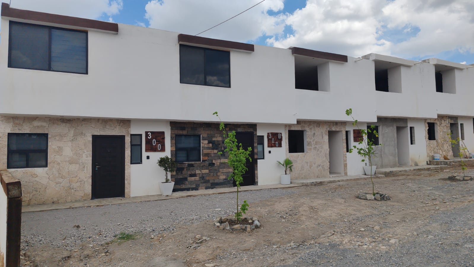 Fachada — vista de la hilera